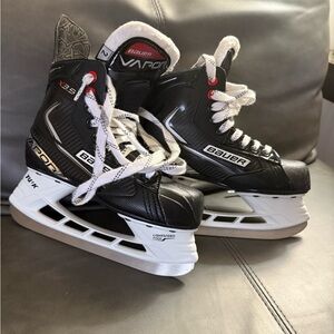 Bauer Vapor X3.5 Black Ice Hockey Skates-size 2 (kids)
